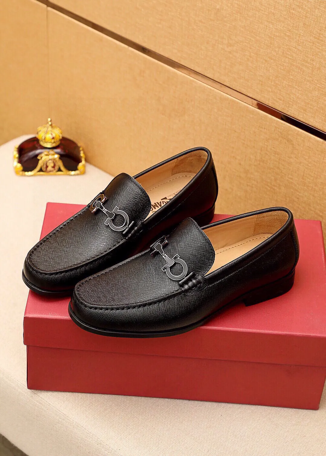 Men's shoes 💰480 💐 Product trademark: Ferragamo "Ferragamo" casual leather shoes Regular size: 38-44 (45🉑️customized) Product materials: Selected imported first-layer cross-grain cowhide leather upper + luxury hardware buckle, imported water-dyed cowhide leather lining. Strong three-dimensional visual effect, original outsole color: 4⃣️seed leather materials available